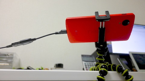 スマホをスタンドで固定し、電源を接続しておく