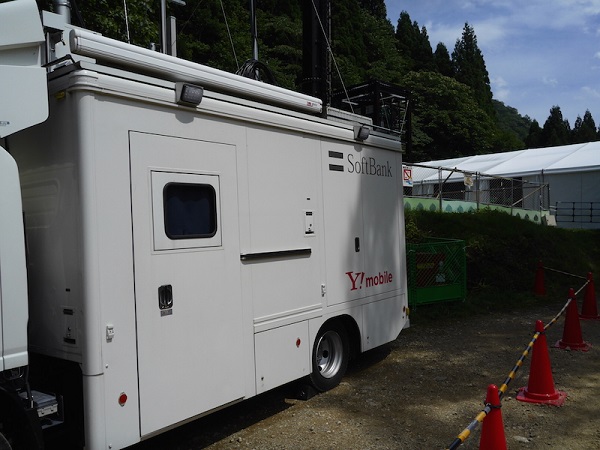 Fuji Rock Festival 2015の会場で見かけたソフトバンクの移動基地局車