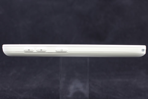 電源ボタンが指の届きやすい場所に配置され操作しやすい