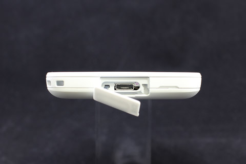底面の防水カバーを開けるとマイクロUSBが配置