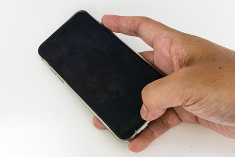 電源ボタンとホームボタンを10秒間長押ししましょう