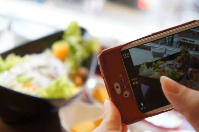 スマホの普及に伴いSNS利用者も増加中。ですがSNSにも危険は潜んでいます。