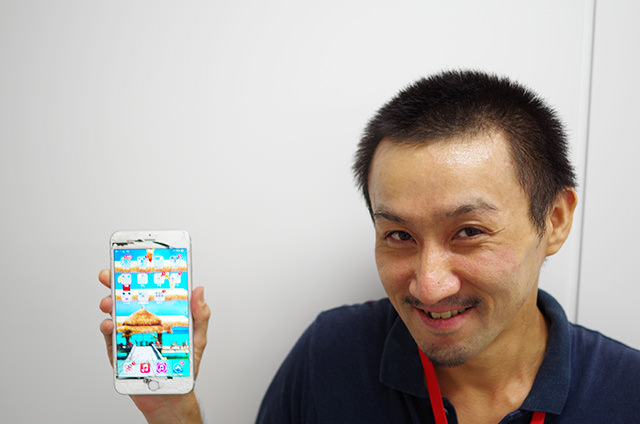 割れた iPhone を人に見られるのが恥ずかしいと言いながら照れるS氏