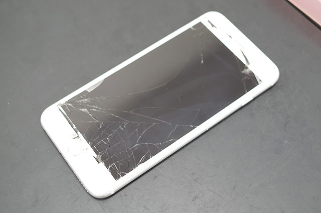 修理前のS氏の iPhone。あらためて見てもひどい割れ方をしている。
