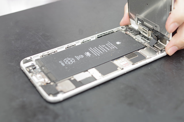 なかなか見る機会がない iPhone の中身