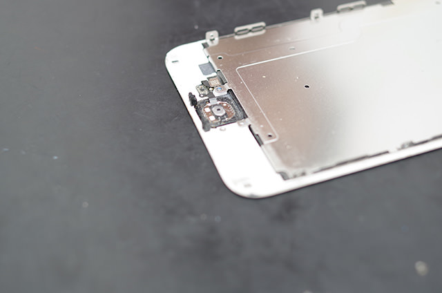 これがホームボタン部分の内側。iPhone ユーザーなら毎日1度は触れる部分ですね