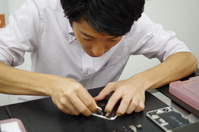 話ながらも慎重かつスピーディーに作業を進める力さん。あっというまに割れた画面を取り外しました。