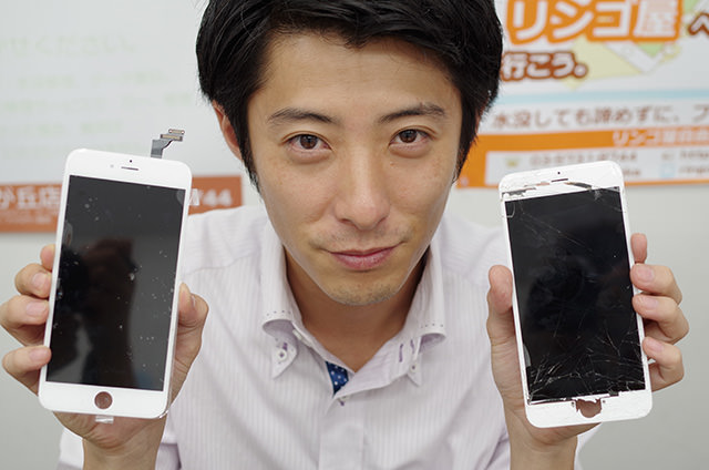 右が割れた iPhone の画面で左が今から取り付ける新品の画面