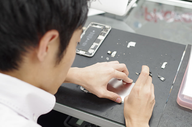 今度は取り付け作業にとりかかる。慎重に取り外したネジをつけていく。