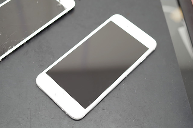 こちらが修理完了したiPhone。反射で少しわかりにくいが左上にあるのが修理前の画面