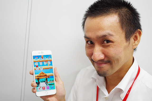 画面修理が終わったiPhoneを持ってご満悦のS氏。もうこれで指にガラスがささることもない