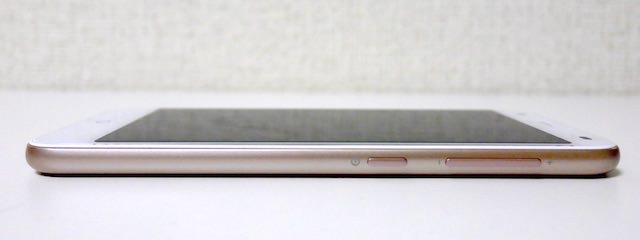 右には電源キーと音量キー