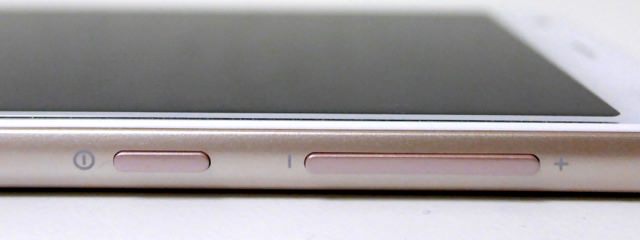 電源キーと音量キーは凹凸もしっかりあり押しやすい