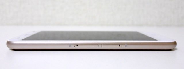 左にはSIMカードスロットとSDカードスロット