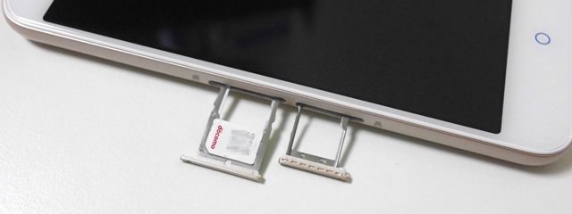 SIMカードはひとつのトレイに横並びに乗せる