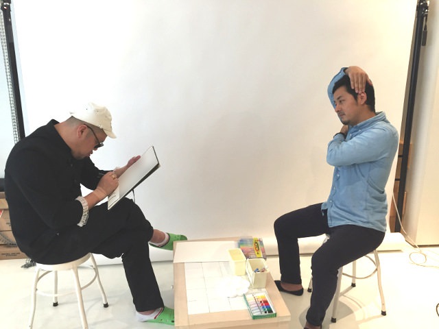 さっそく描き始める川島さん(左)と変わったポーズをとる佐藤さん(右)