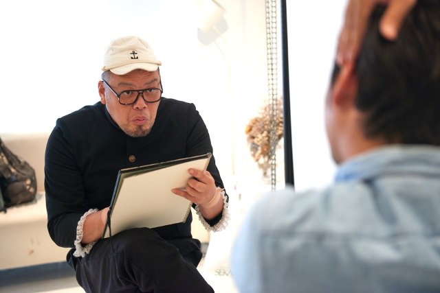 鋭い視線でモデルの特徴を捉える川島さん!その表情は真剣そのもの!