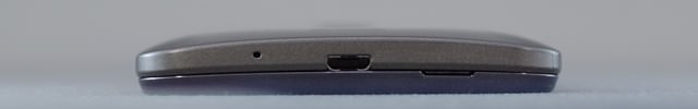 KYOCERA S301:下部にはmicro USBポート