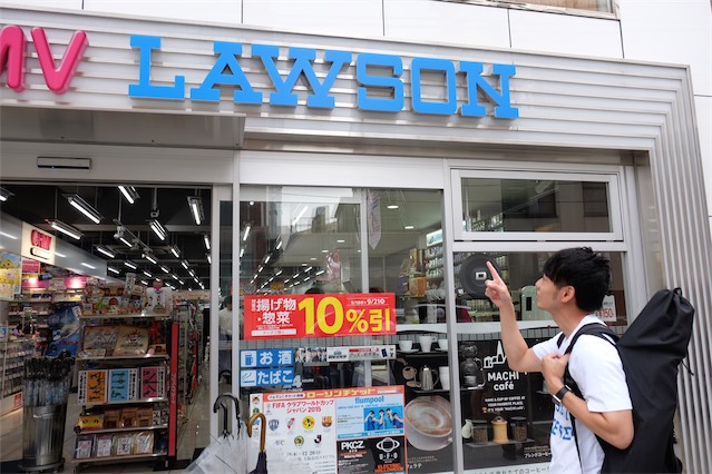 コンビニさえ近くにあれば、ひとまず食べ物、飲み物、着替えは調達できます。