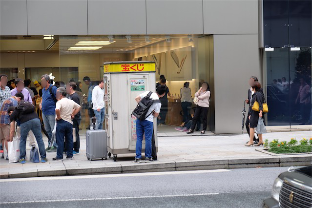 宝くじ売り場の陰からApple Store 銀座を偵察