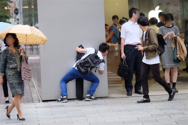 壁際から店内を偵察