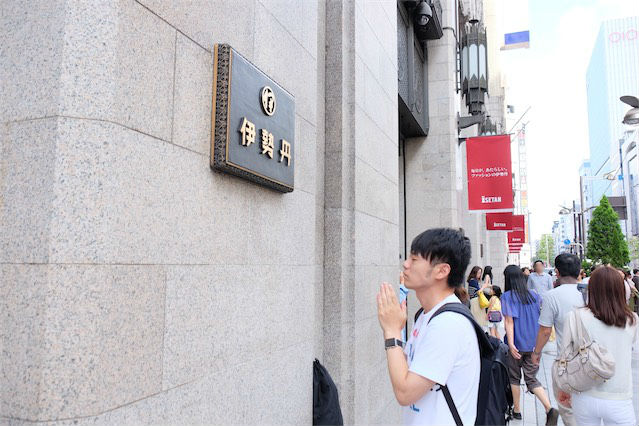 伊勢丹の神様にも祈りを捧げて