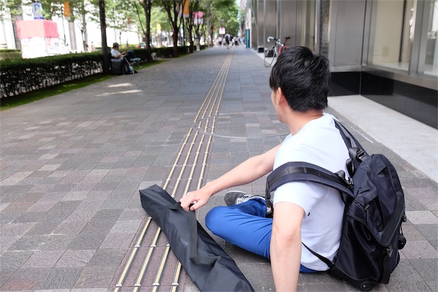ドコモショップの前に並ぶ人の姿が