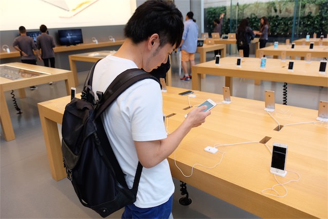 店頭に並ぶiPhone 6sを少しだけ触ってから契約へ