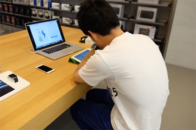 お店のiPadで契約事項を確認する僕。昨晩から一睡もしていないので、正直眠気はピークです……(笑)