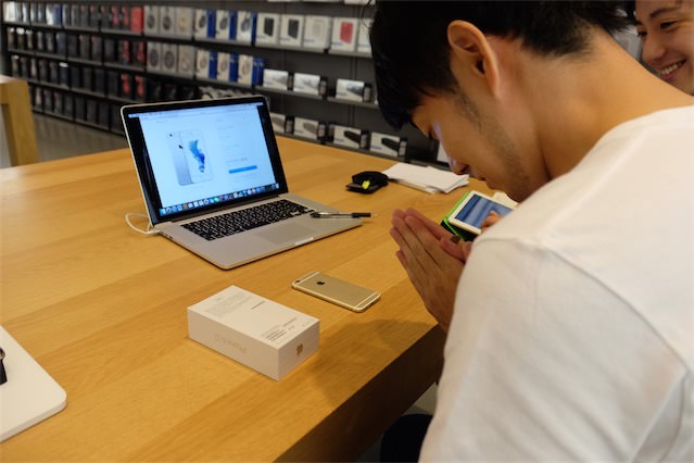 箱を開封する前に、まずは拝む