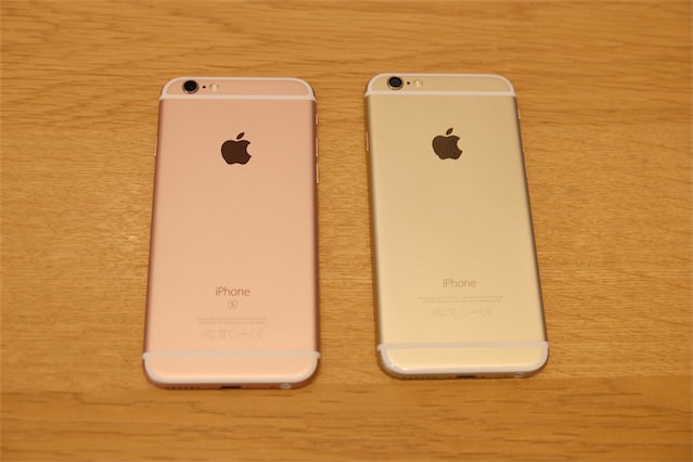 左がiPhone 6sのローズゴールドです。iPhone 6(写真右)と並べるとやはりピンクが映えます