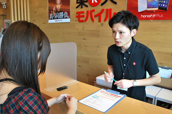 楽天モバイル特設カウンターの南原さん