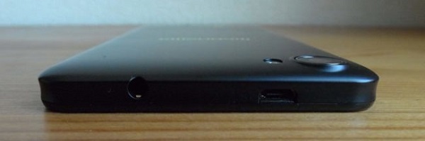 micro USBポートとイヤホンジャック