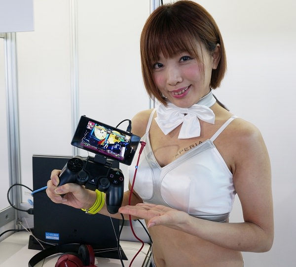 美人のコンパニオンさんに手ほどきを受けながら、Xperiaでのリモートプレイを実際に試せた。