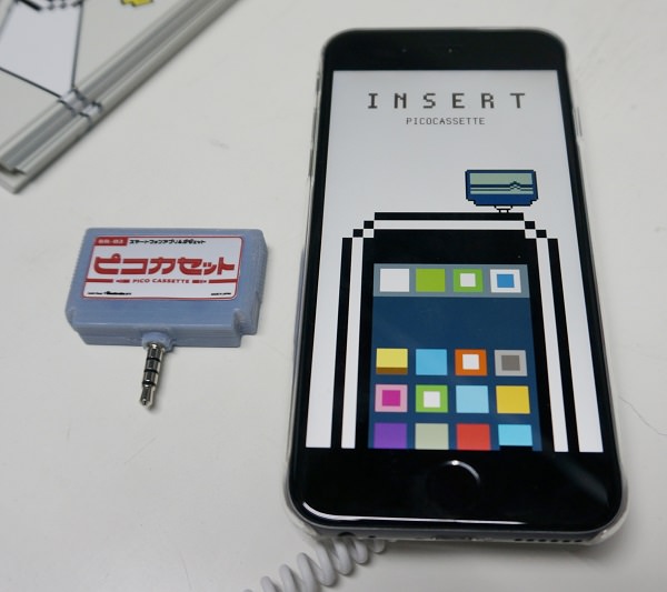 昔のゲーム用カセットを思い出させる形と仕組みだ。