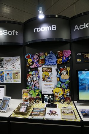 room6のブースでは、ドット絵のキャラがダンジョンを走り回ってゴールを目指していくゲーム『とっとこダンジョン』を出展。アイロンビーズで再現したキャラも展示されていた。