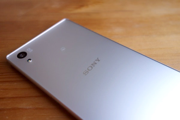Z5の背面は半透明のガラス
