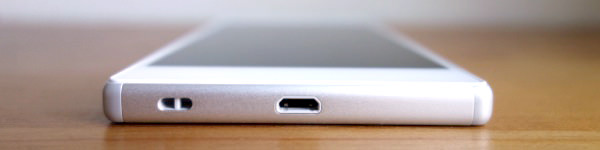 下部はmicroUSBコネクタとストラップホール