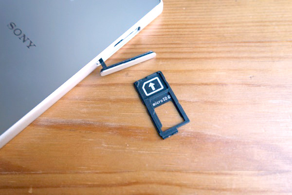 SIMカードとmicro SDカードのトレイが一体型