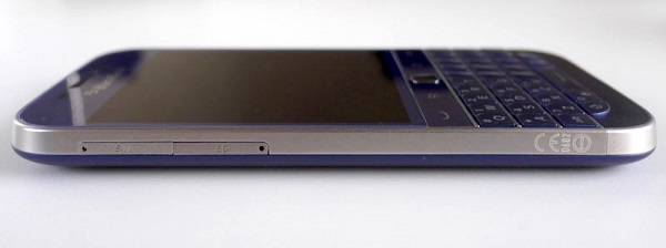 左にはSIMカードスロット、microSDカードスロット