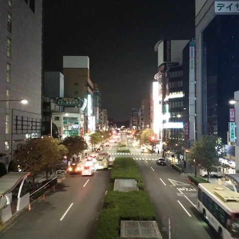 夜の市街地の風景