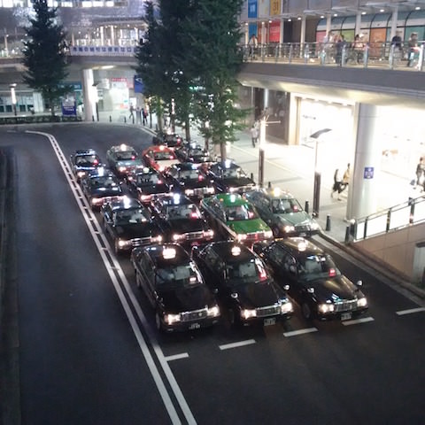 待機していたタクシー。暗いところの撮影はあまり得意ではないといえそう