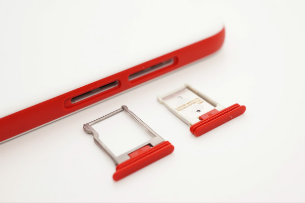 SIMトレイ(右)とmicroSDトレイ(左)