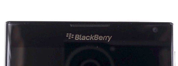 ディスプレイ上にはBlackBerryのロゴと200万画素のフロントカメラ