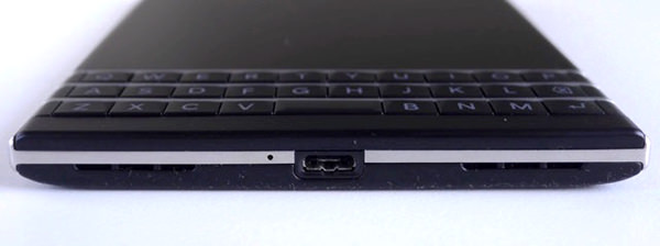 下には充電やデータ通信に使う外部入出力用のmicroUSDコネクタ