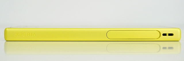 Xperia Z5 Compactの左側面