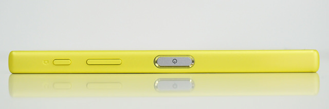 Xperia Z5 Compactの右側面