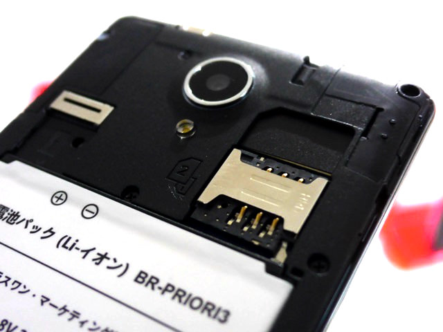 SIMカードスロットは上下に重ねて配置