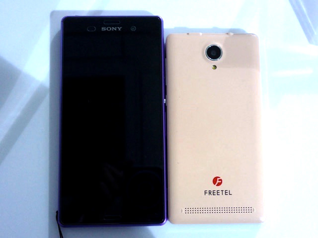 筆者のXperia Z3と大きさを比較。サイズはひとまわり小さいといった感じ