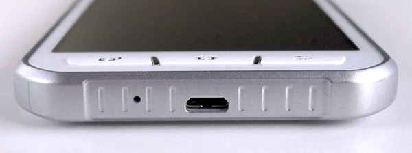 キャップレス防水仕様のmicroUSBコネクタ